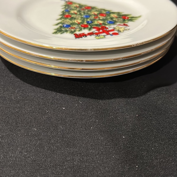 Set of 4 Seagull Christmas Tree with presents with gold rim. - Picture 4 of 5